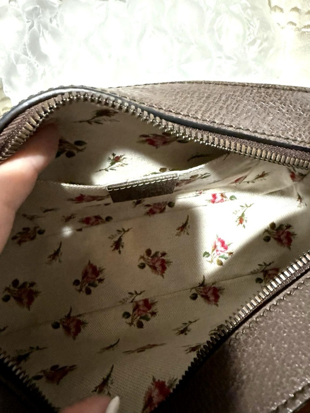 Gucci Neo Vintage GG Supreme Camera Bag β Entrupy Authenticated - Picture 4 of 10